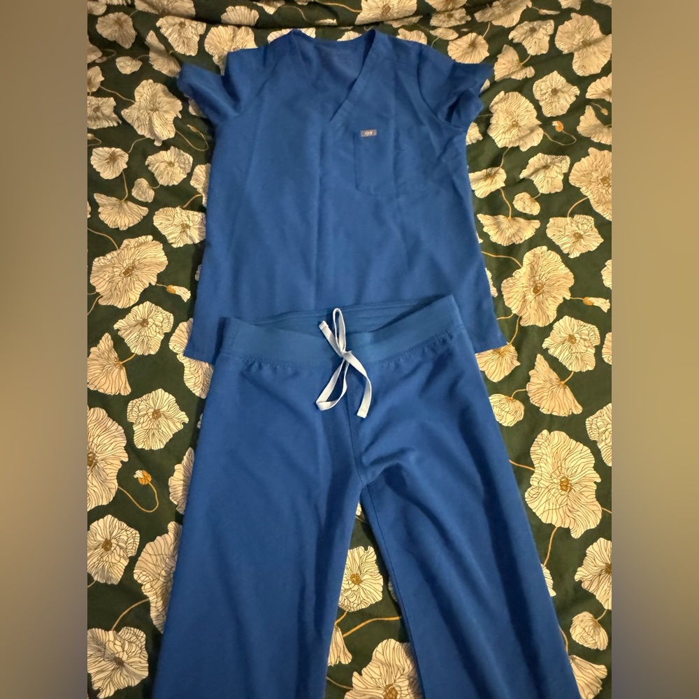 FIGS scrub top and bottom (small, royal blue)